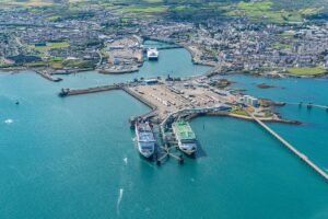 Bald abfahrende Fähren im Hafen Holyhead