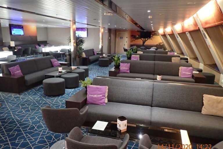 Club Class lounge with sofas